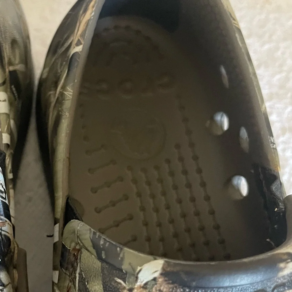 CROCS Camouflage Slip-On Loafers~ Size 8 M~‎ Hunting and Outdoors